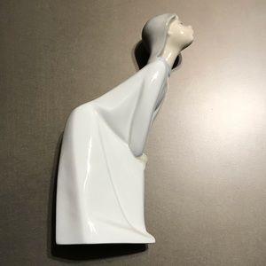 Lladro N 4873 Girl Kissing porcelain statue
